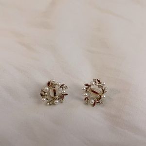 light gold faux pearl clip on